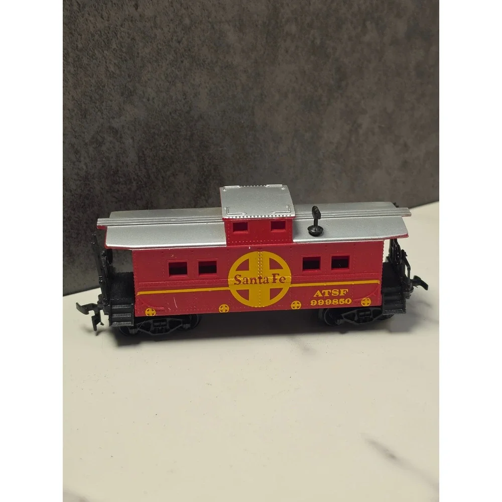 Life-Like HO Scale Santa Fe Caboose ATSF 999850 Red Model Train Car with Box